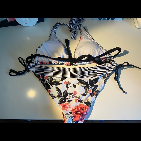 Bathing suit size small - Picture 2 of 3
